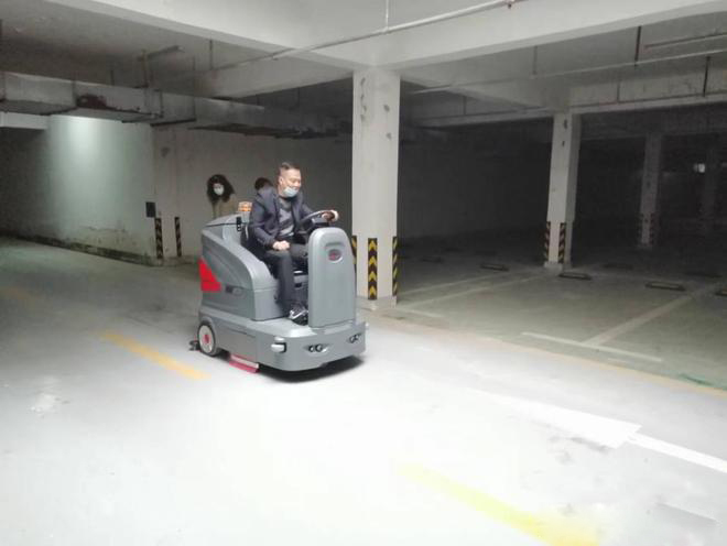 沈阳小区物业保洁不用人力改用驾驶式洗地机了